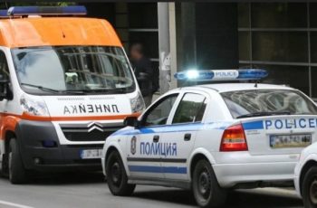 Извънредно! Навес падна върху трима души в София, линейки са на място