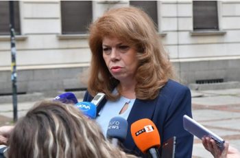 От журналистиката през БСП до първата жена президент: Коя е Илияна Йотова
