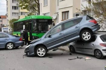 Зрелищна верижна катастрофа: Автобус на градския транспорт помете 5 коли
