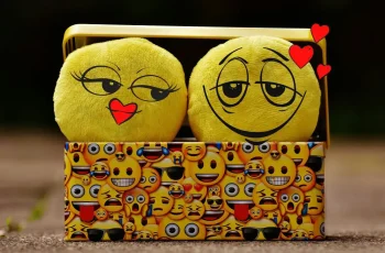 10 комични странични ефекта от влюбването, които ни правят „неадекватни“